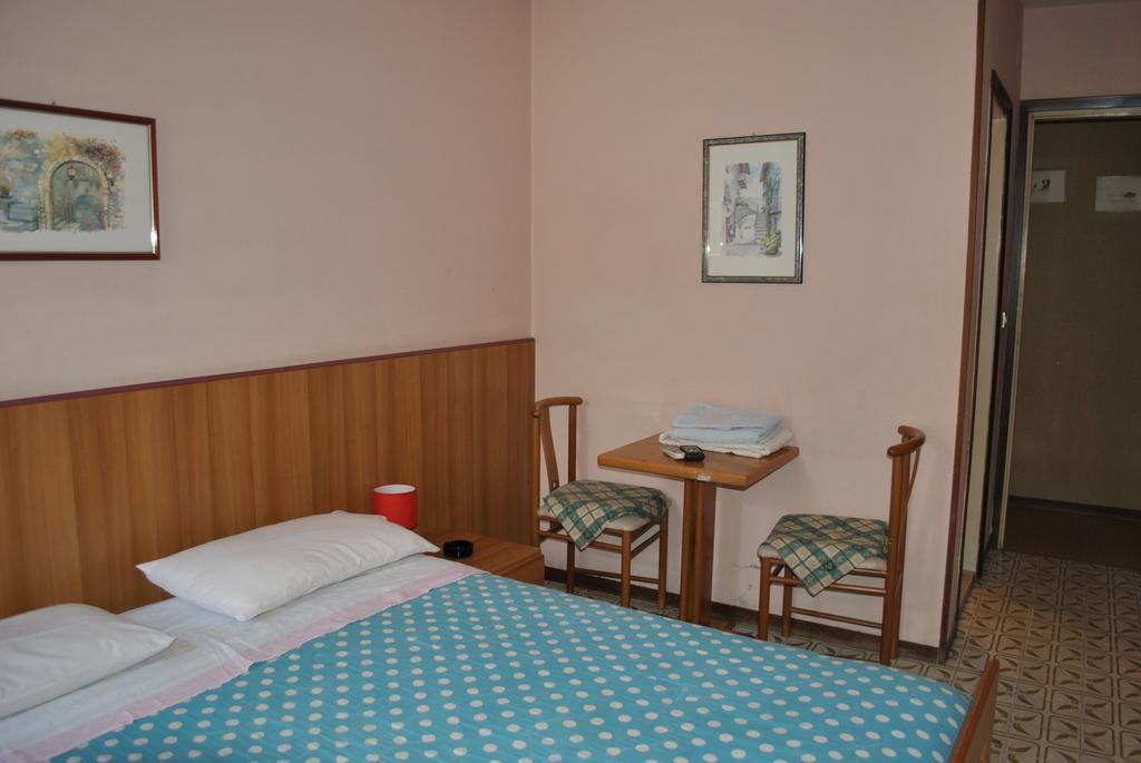 Albergo Alla Rocca Garda  Oda fotoğraf
